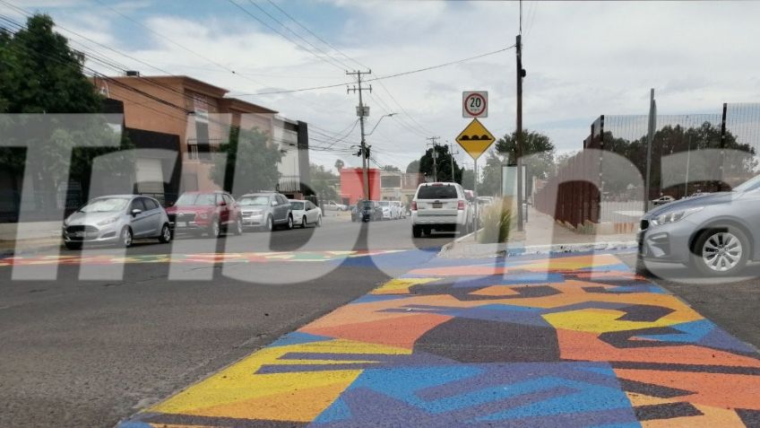 Grupo de jóvenes pintan de colores cruces peatonales de Hermosillo