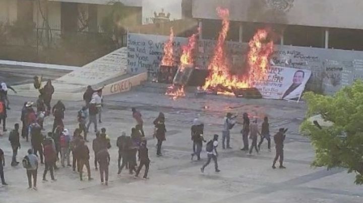 Normalistas vandalizan Palacio de Gobierno en Chiapas; exigen liberación de compañeros retenidos