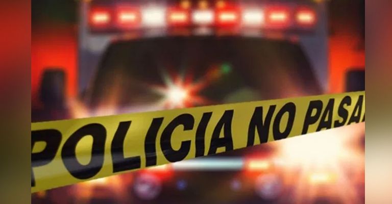 Paramédicos acuden al sitio del crimen