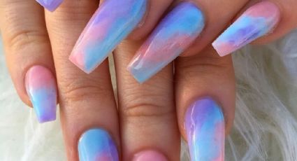 Luce como el arcoíris: Descubre qué es el impactante diseño de uñas 'tie-dye'