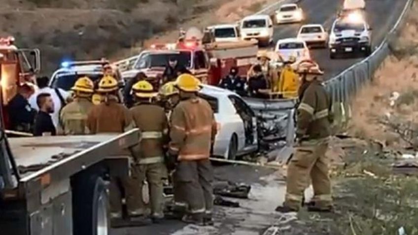 Brutal choque: Mujer fallece tras estrellarse contra muro de contención; hay dos heridos más