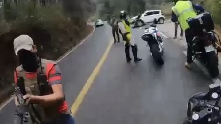 VIDEO: Grupo armado asalta a motociclistas en carretera del Estado de México