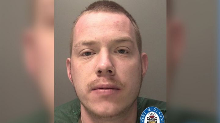 Apuñala a un anciano y, cuando llega la Policía, se hace pasar por su nieto para engañarlos