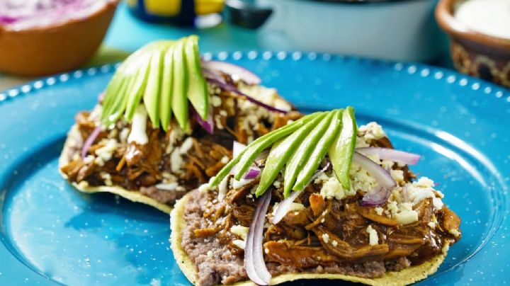 Manjar digno de dioses: Disfruta de unas ricas tostadas de pollo con mole, rajas y elote