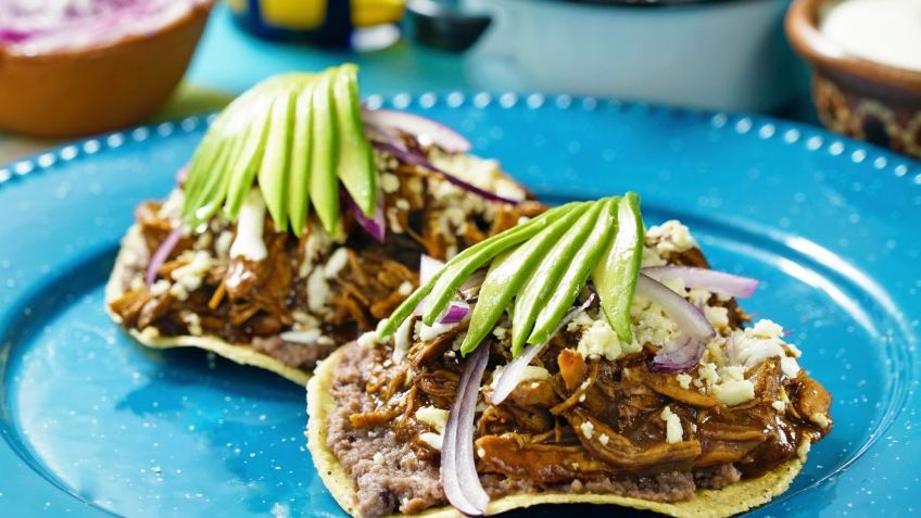 Manjar digno de dioses: Disfruta de unas ricas tostadas de pollo con mole, rajas y elote