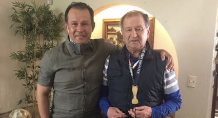 ¡Noble gesto! Juan Reynoso cumplió su palabra y regaló su medalla de campeón a Enrique Meza