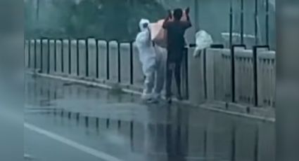 VIDEO: Arrestan a dos por arrojar el cadáver de su familiar fallecido por Covid-19 a un río