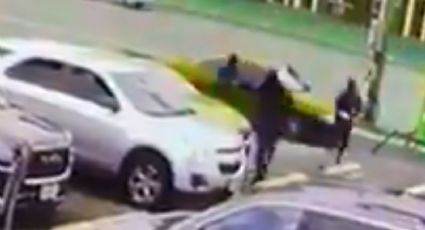 VIDEO: Captan el aterrador momento en el que una mujer es atacada a balazos por 3 hombres