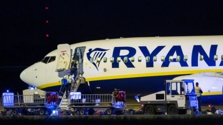 Pasajeros son alertados de una amenaza durante vuelo de Ryanair; pasaron 8 horas