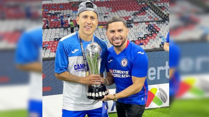 Con tremendo beso a la copa y su música en el estadio, Larry Hernández celebra a Cruz Azul