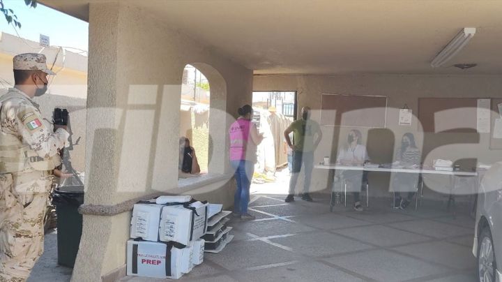 INE entrega paquetes electorales a presidentes de mesas directivas de casilla en Ciudad Obregón