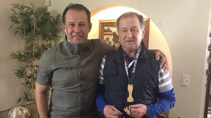¡Noble gesto! Juan Reynoso cumplió su palabra y regaló su medalla de campeón a Enrique Meza