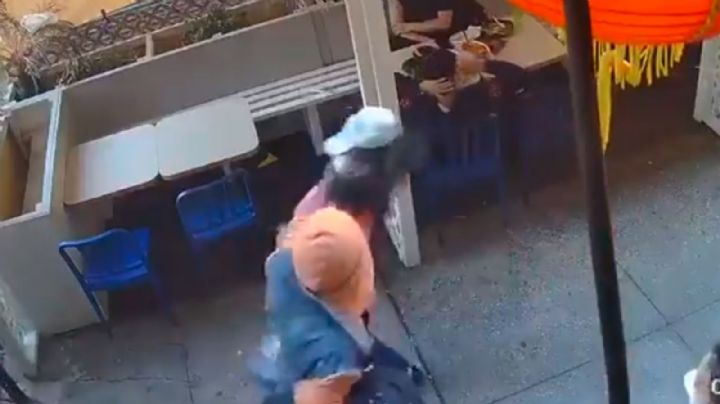 VIDEO: Afroamericano noquea a una mujer asiática a plena luz del día en Chinatown