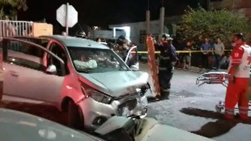 Peligrosa carambola de tres autos en Hermosillo deja saldo de una mujer prensada