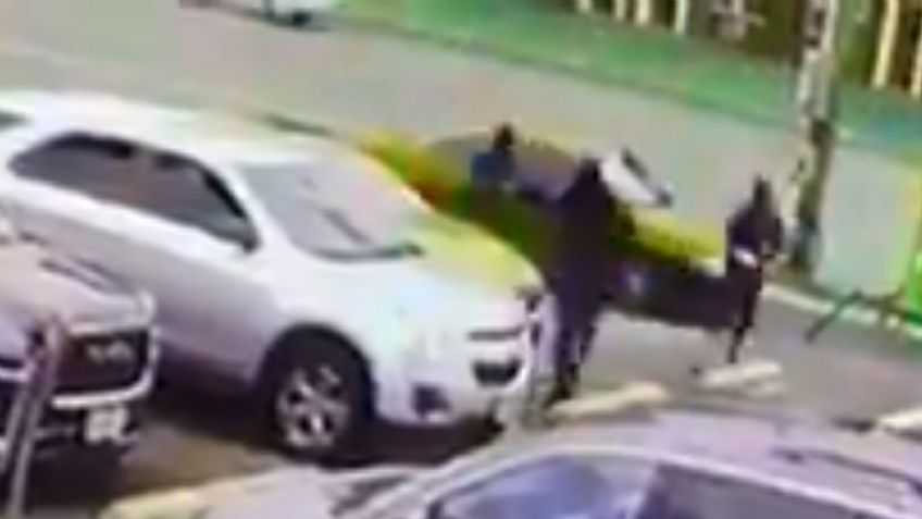 VIDEO: Captan el aterrador momento en el que una mujer es atacada a balazos por 3 hombres