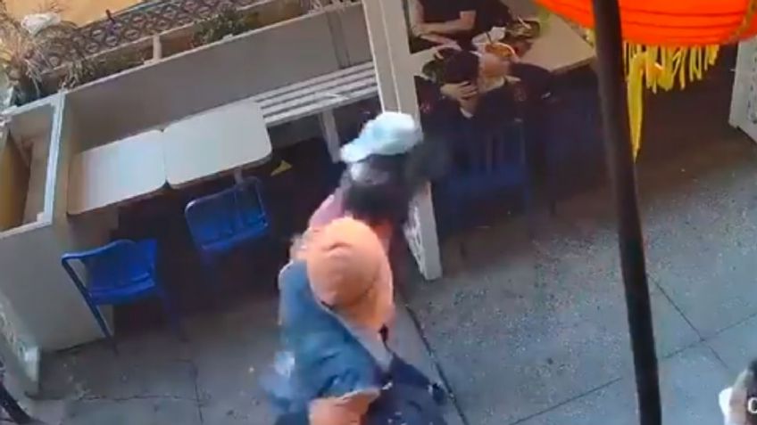 VIDEO: Afroamericano noquea a una mujer asiática a plena luz del día en Chinatown