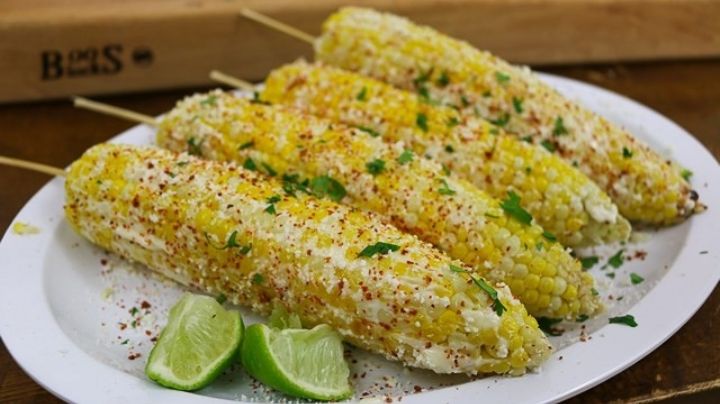 Receta 'fail': Tiktoker se vuelve viral por su forma de preparar elotes; comparte método en VIDEO
