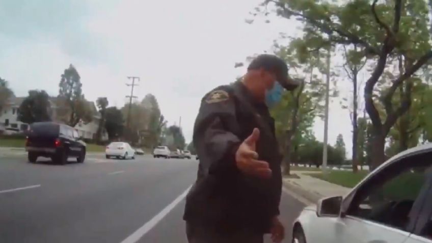 "Mexicano racista": Conductora ofende a oficial que la paró por usar el celular al volante
