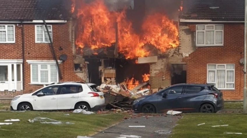 Fuerte explosión deja a ancianos enterrados entre los escombros; papá e hijo toman drástica decisión