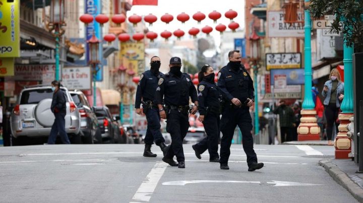 Detienen a un hombre por apuñalar a dos mujeres asiáticas en una parada de autobús