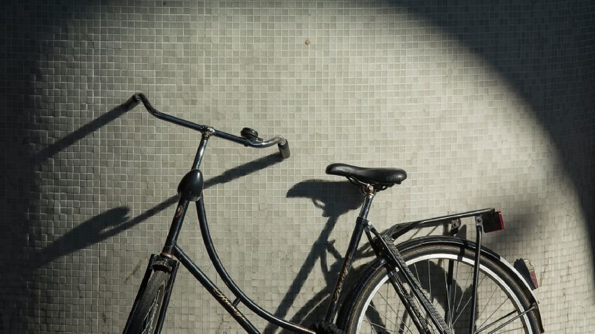 Ladrón hurta bicicleta y termina atropellado; por intentar escapar ignoró el semáforo rojo