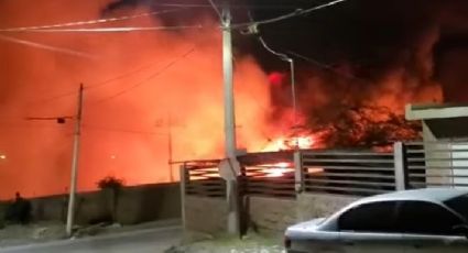 VIDEO: Así fue el impresionante incendio de un corralón en Hermosillo