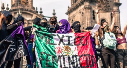 CDMX: Feministas se enfrentan con policías que trataban de impedir que llegaran a Palacio Nacional