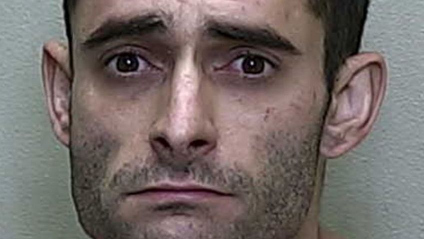 Lo detienen por andar desnudo y descubren que había decapitado y desmembrado a su abuela