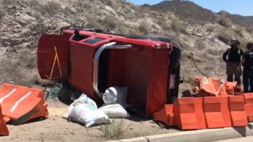Hermosillo: Hombre resulta lesionado tras volcar su camioneta a la salida de la ciudad