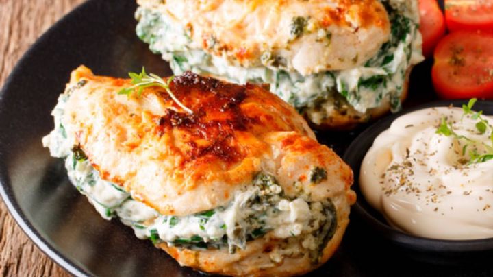 ¿Estás a dieta? Goza de un delicioso pollo 'fitness'; esté relleno de espinaca y queso panela