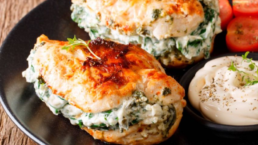 ¿Estás a dieta? Goza de un delicioso pollo 'fitness'; esté relleno de espinaca y queso panela