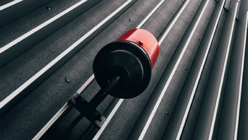 ¡De no creerse! Tras ser detenida, mujer causa incendio en oficinas de Policía de Sonora