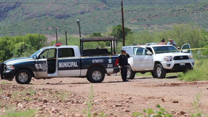 Baleados y torturados: Asesinan a dos hombres y los tiran 'encobijados' en carretera de Sonora