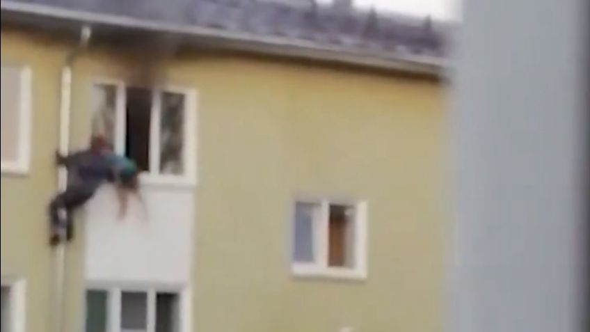 VIDEO: Vecinos rescatan a 3 niños atrapados en el tercer piso de un edificio en llamas
