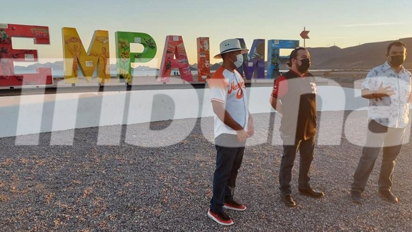 Mufer visita letras panorámicas de Empalme; explica el significado de sus pinturas