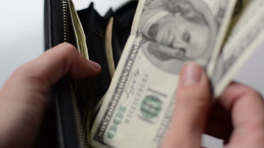 Claudia intenta contratar a un sicario y pagarle en abonos chiquitos para matar a su marido