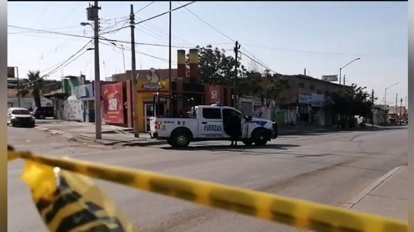 Hombre armado ultima a balazos a mujer en parada de autobús; escapó a pie frente a testigos