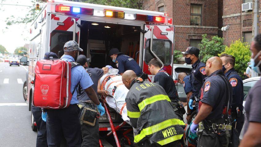 Madre se desnuda, arroja a sus dos niños pequeños desde un segundo piso y luego salta ella