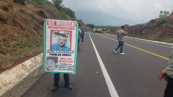 Manifestantes bloquean carretera de Michoacán y exigen el regreso del activista Raúl Medrano
