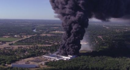 VIDEO: Fuerte incendio en empresa de lubricantes termina en grave explosión en Illinois