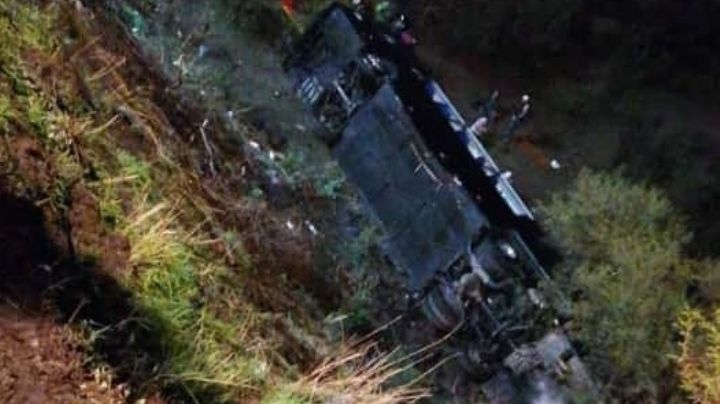 Tragedia en Jalostotitlán: Autobús de pasajeros cae a barranco y deja 40 heridos; chofer queda prensado
