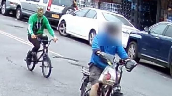 VIDEO: Encapuchado apuñala por la espalda a un repartidor de comida asiático