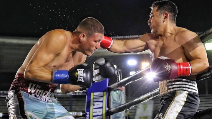 El excampeón mundial Marco Antonio Barrera se puso los guantes nuevamente en una pelea de exhibición