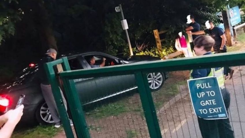 Terrible abuso: Niño es abandonado por su padre dentro del auto; él se fue a la playa