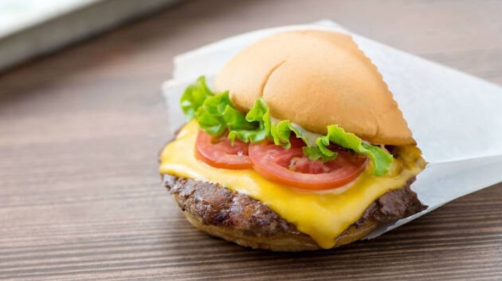 ¡De no creerse! Policías arrestan a 19 trabajadores por no darles hamburguesas gratis