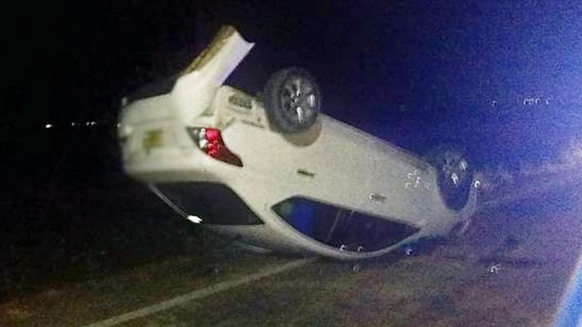 Aparatosa volcadura: Automóvil termina con las llantas al aire en San Luis Río Colorado