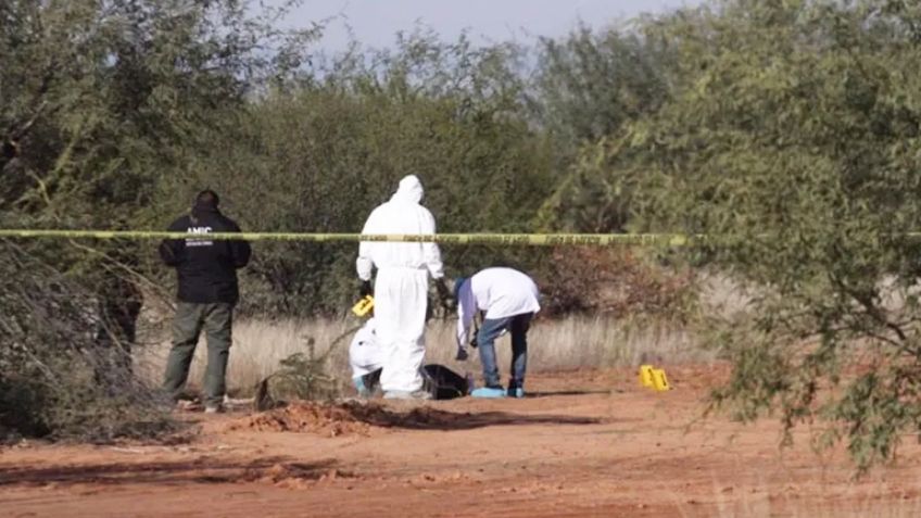 Localizan a hombre muerto a un costado de carretera de Sonora; tiene varios tatuajes