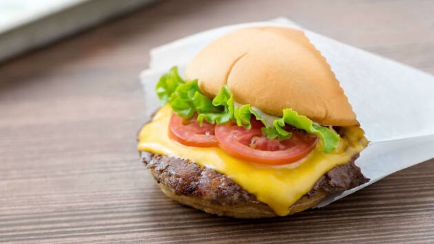 ¡De no creerse! Policías arrestan a 19 trabajadores por no darles hamburguesas gratis