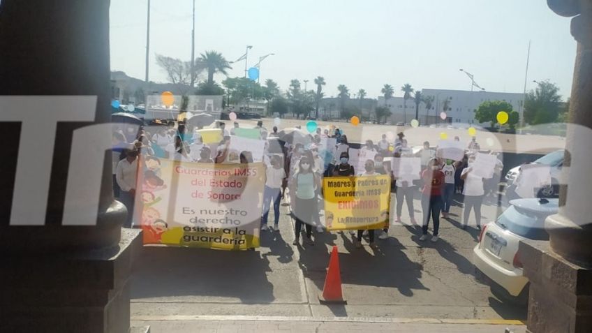 Padres de familia salen a las calles de Guaymas a exigir la apertura de guarderías