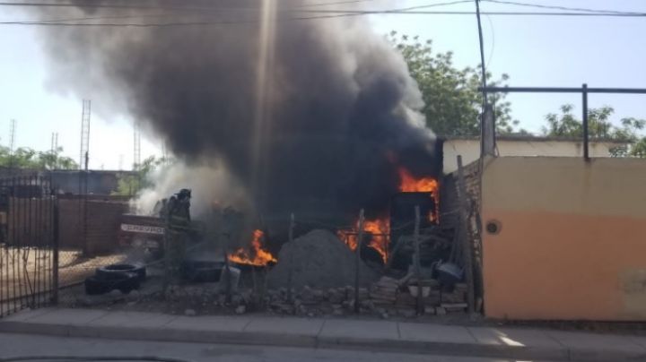 Peligroso incendio en una llantera al oriente de Navojoa atemoriza a vecinos
